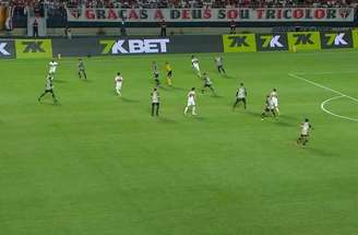 Luciano corre para festejar o segundo gol São Paulo.