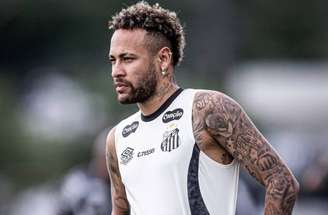 Neymar em ação durante o treino do Santos dessa segunda-feira (2) –