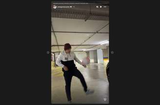 Look usado pelo cantor durante apresentação na Supercopa –