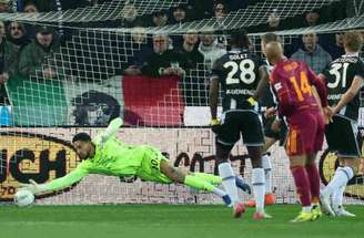 Jogadores de Udinese e Roma em disputa de bola na 23ª rodada da Serie A –