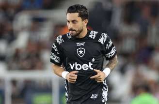 Alex Telles relativiza derrota em clássico e reforça discurso de continuidade no Botafogo –