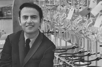 Carl Sagan não se limitou ao ofício de cientista — ele foi um poeta do universo. Com mais de 600 artigos científicos e 20 livros publicados, transformou a astronomia em narrativa acessível. Sua série “Cosmos” alcançou meio bilhão de pessoas, inspirando gerações a olharem para o céu com perguntas e paixão.