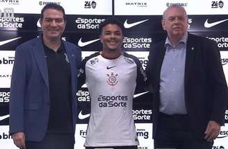 Kaio César é apresentado no Corinthians –