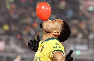 Milan, de amarelo, não toma conhecimento do Bologna fora de casa –