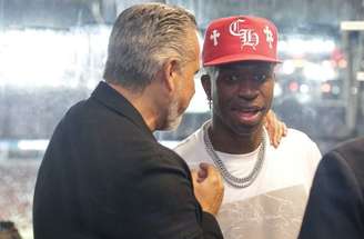 Vini Jr (dir.) em encontro com Ancelotti (centro) e Boto –