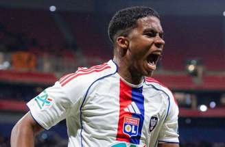 Endrick e Karabec durante jogo contra o Lavallois pela Copa da França –