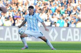 Nardoni, do Racing, em ação contra Rodrigo Aliendro, do River Plate