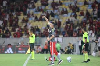 Defesa do Internacional durante jogo contra o Flamengo –