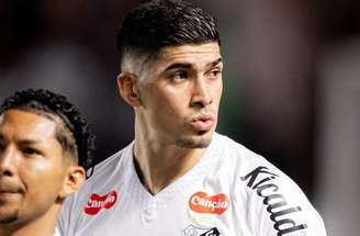 Adonis Frías sente desconforto na panturrilha e vira dúvida no Santos –