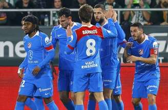 Jogadores de Betis e Atlético de Madrid em disputa de bola na Copa do Rei –