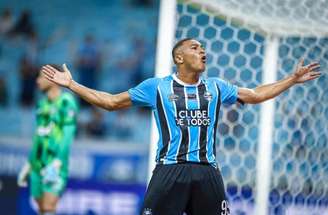 Carlos Vinicius anotou os três primeiros gols do Grêmio na virada sobre o Botafogo no início do segundo tempo –