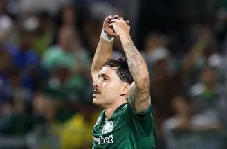 Maurício (direita) em ação pelo Palmeiras diante do Vitória –