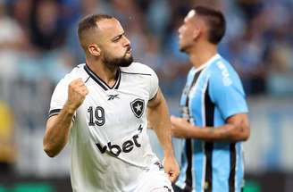 Cabral celebra gol. Botafogo fez três e levou cinco –