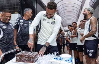 Neymar celebrou seu aniversário com os funcionários do clube –