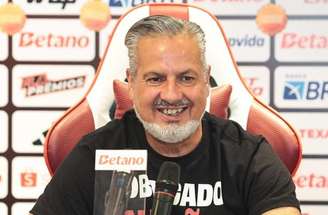 Filipe Luís deseja um centroavante com características diferentes de Pedro –