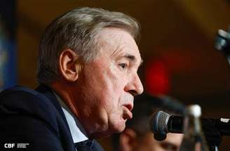 Técnico durante treino da Seleção Brasileira –