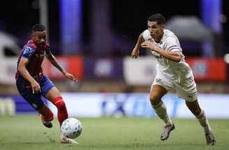 Renê está com a bola o Fluminense, enquanto Everton Ribeiro, seu ex-companheiro no Flamengo, chega perto justamente para ajudar o Bahia na marcação –