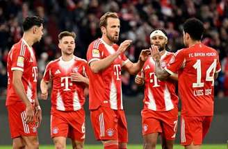 Harry Kane cobra pênalti com categoria ao deslocar goleiro do Hoffenheim na fácil vitória do Bayern –