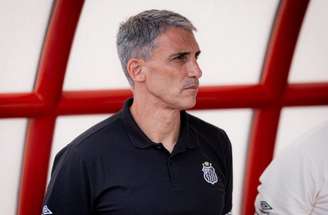 Neymar treinou normalmente durante a semana, mas ainda não voltou a jogar pelo Santos –