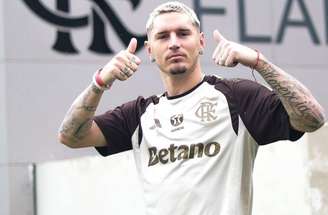 Varela é um dos desfalques do Flamengo para encarar o Vitória –