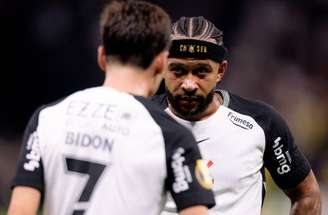 Andreas Pereira cava marca do pênalti antes de Memphis escorregar –