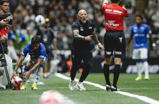 Momento que Bernard é derrubado por defensor do Cruzeiro –
