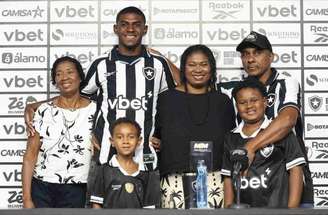 Wallace Davi posa ao lado de Ythallo. Os dois, enfim, estão no BID da CBF –