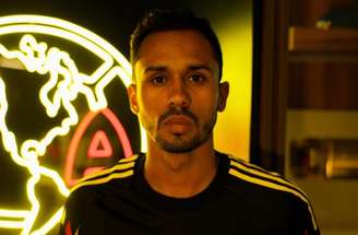 Lima já apareceu com a camisa de seu novo clube –