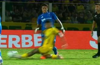 Kenji chorando no carrinho da maca após levar entrada violenta – 11/02/2026 –