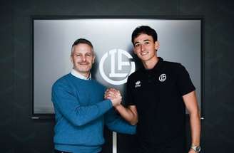 Momento que Carbone cobra o pênalti decisivo contra o Barcelona para ser bicampeão mundial –