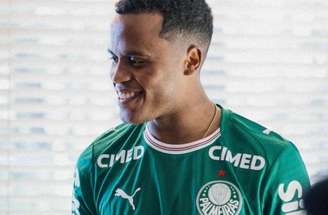 Arias chega ao Brasil e veste a camisa do Palmeiras –