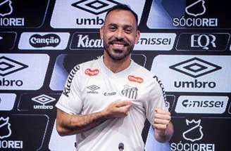 Moisés foi apresentado pelo Santos com participação do ex-atacante Alberto (à direita) –