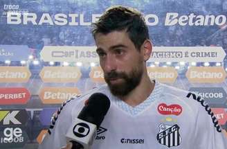 Thaciano comemora o gol de empate do Santos diante do Athletico –