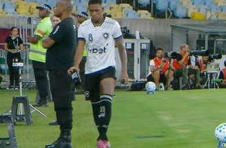 Danilo disputa bola no clássico diante do Fluminense –