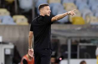 Artur e Acosta disputam a bola no clássico desta quinta-feira –