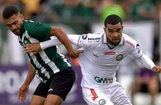 Pedro Rocha comemora um dos seus gols no empate entre Operário e Coritiba –