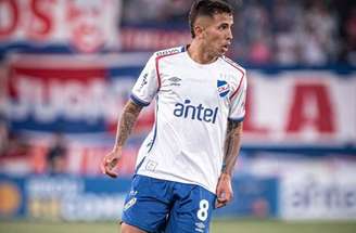 Santos encaminha a contratação do meio-campista uruguaio Christian Oliva –