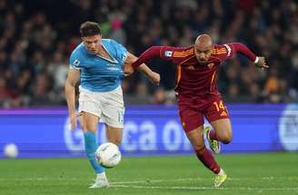 Malen comemora com os companheiros o gol que marcou para a Roma diante do Napoli. Mas no fim o placar ficou no 2 a 2.