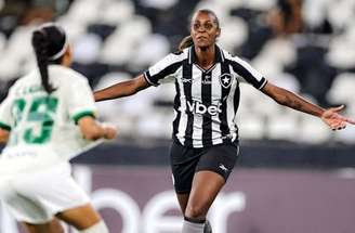 Jogadoras do Botafogo festejam um dos gols no triunfo sobre o Juventude, no Estádio Nilton Santos –