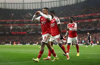 Gabriel Martinelli é celebrado após marcar o segundo gol do Arsenal  sobre o Wigan.