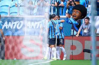 Luís Castro orienta jogadores do Grêmio durante jogo na Arena –