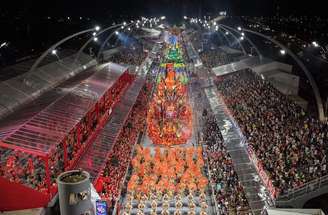 Primeiro dia de desfiles do grupo especial no Sambódromo do Anhembi