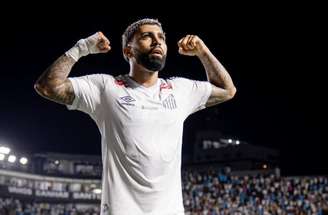 Gabigol comemora um de seus gols na partida deste domingo –