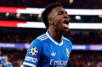 Prestianni, do Benfica, coloca a camisa cobrindo a boca e, segundo Vini Jr., neste momento o argentino o teria chamado de “macaco”.