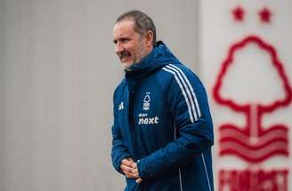 Vitor Pereira discursa diante do elenco do Nottingham Forest –