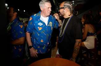 Ancelotti,mais à direita, acompanha o desfile da Mocidade Independente.