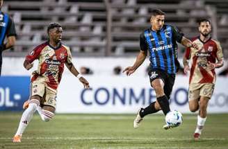 Strasorier, ao centro, comemora o seu gol para o Liverpool, no empate em 1 a 1 com o Inependiente Medellín.