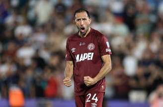 Carlos Izquierdoz e Lautaro Acosta, do Lanús, seguram o troféu de campeão da Sul-Americana após triunfo sobre o Galo –