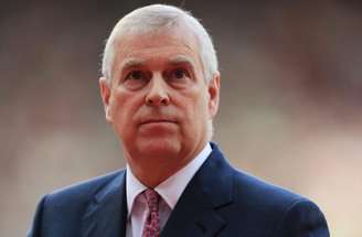 Príncipe Andrew conversa com torcedores do Sunderland na inauguração do Stadium of Light, em 1997 – Reprodução/Sunderland Echo