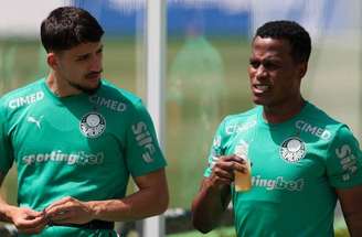 Vitor Roque e Felipe Anderson disputam bola no treino do Palmeiras –